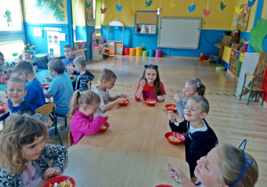 Dzieci z grupy 6-latków jedza sałatke owocową
